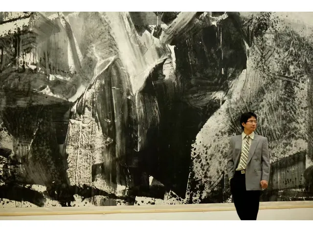 展厅中的大型水墨作品与前方人物