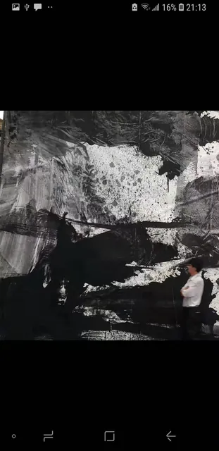 手机截图中的大型水墨与人物，保留原始边框
