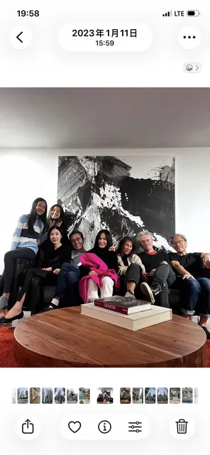 水墨作品前的室内多人合影，保留照片应用界面
